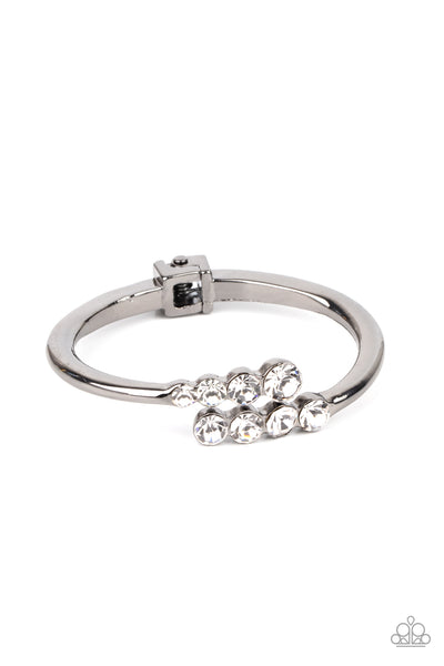 Paparazzi Bracelet - Defying Dazzle - Black