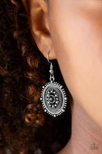 Paparazzi Earring - Picture of Wealth - Black
