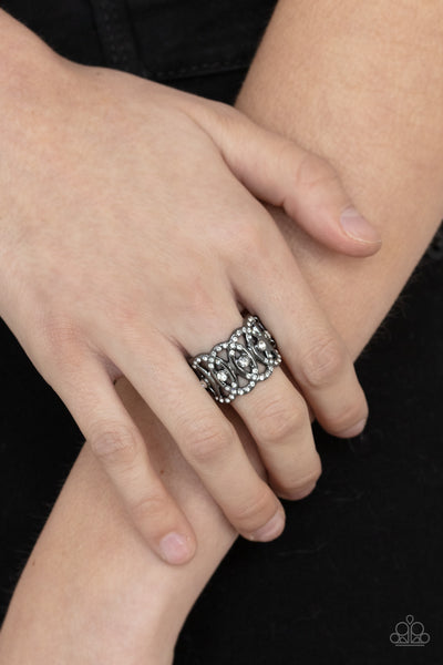 Paparazzi Ring - OVAL-Ruled - Black