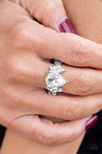 Paparazzi Ring - Yas, Queen - White