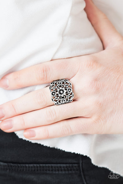 Paparazzi Ring - Divinely Daisies - Silver